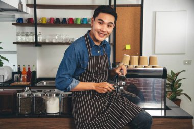 Portre Barista küçük işletme sahibi. Asyalı kahveci adam gülümsüyor. Kameraya bakın. Küçük işletme özgüvenli kişi.