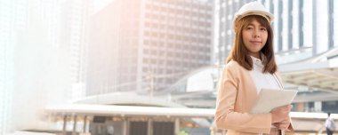 Banner Woman Mühendis İnşaat İşçisi. Rafineri petrol fabrikasında çalışan kadın mühendis. İnşaat mühendisliği inşaat başlığı ve kopyalama alanı.