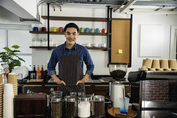Kahveci Asyalı adam gülümseyen portre küçük işletme özgüvenli işletme yöneticisi profesyonel kahve tezgahı sahibi adama bakın. Barista küçük işletme sahibi