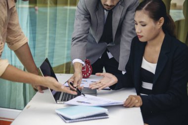 Çeşitli şirket işbirliği toplantıları beyin fırtınası yapan iş yerleri. Asya Şirketi Toplantısı takım çalışmasıyla beyin fırtınası yapıyor. Çeşitlilik İş Adamları Şirket işyerinde Birlikte Çalışıyor.