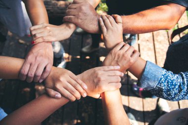 Çok ırklı çok ırklı ortaklar, çok ırklı insanlarla bir araya gelip el ele tutuşuyor. Çeşitlilik insanların elleri güçlendirir ortaklık ekipleri gönüllü toplulukla bağlantı kurar