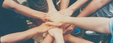 Bayrak çeşitliliği dayanışma ekibi çok ırklı Ortaklar takım çalışması yapıyor. Çok ırklı toplantılar grubu el ele veriyor. Panorama Çeşitliliği insanlarının elleri güven ekibine katılıyor.