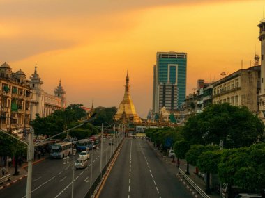 Sule Pagoda yolda yangon şehir sokakları trafik sıkışıklığı ve modern şehir ile zaman atlamalı
