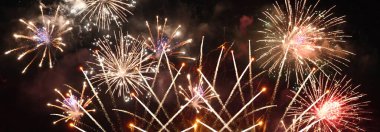 Banner Golden Firework, ulusal bayramı kutlamak için yıldönümünü kutluyor. Geri sayım 2024 parti zamanı. Yeni yılınız kutlu olsun. 4 Temmuz Tatil Festivali ve fotokopi alanı.