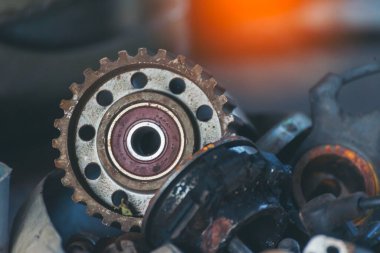 Mekanik aletler, araba tamirhanesi ve fotokopi alanı. Bulanık arkaplan mekanik servisi. Ağır vida paslı anahtarlar kirli tornavida nesneleri. Endüstriyel donanım