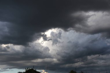 Dramatik kara fırtına yağmuru kara gökyüzünü bulutlandırıyor. Kara fırtına bulutlu yağmurlu atmosfer. Meteoroloji tehlikesi fırtına iklimi felakete çevirir. Kara bulutlu fırtına felaketi kasvetli gri bulut gökyüzü