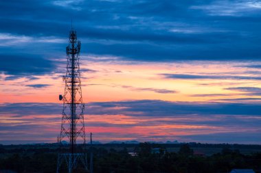 Mor mavi gökyüzü yüksek voltaj elektrik kablosu dağıtım peyzaj enerji mühendisliği. Elektrik enerjisi arka planda mor mavi gökyüzü kırsalında. Elektrik enerji mühendisliği endüstrisi