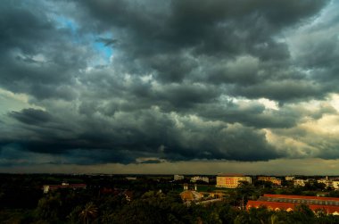 Dramatik kara fırtına yağmuru kara gökyüzünü bulutlandırıyor. Kara fırtına bulutlu yağmurlu atmosfer. Meteoroloji tehlikesi fırtına iklimi felakete çevirir. Kara bulutlu fırtına felaketi kasvetli gri bulut gökyüzü