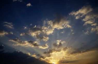 Altın gökyüzü gün doğumu dramatik manzara manzarası. Şafak vakti altın rengi alacakaranlık zamanı güneş ışığıyla bulutlu manzara. Dramatik gün batımı manzarası. Güzel manzara güneş ışığı doğası