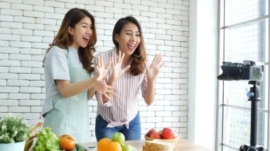 Asyalı etkili vlogger canlı olarak domates derisi bakımını sağlıklı beslenme tarzı olarak değerlendirin. İki Genç Bayan Arkadaş blogcusu Mutlu Yaşam Stili C vitamini sebze meyvesi blogu. Vlog İki kadın sosyal medyadan konuşuyor