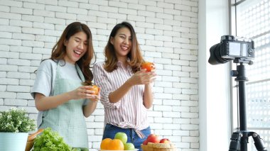 Asyalı etkili vlogger canlı olarak domates derisi bakımını sağlıklı beslenme tarzı olarak değerlendirin. İki Genç Bayan Arkadaş blogcusu Mutlu Yaşam Stili C vitamini sebze meyvesi blogu. Vlog İki kadın sosyal medyadan konuşuyor