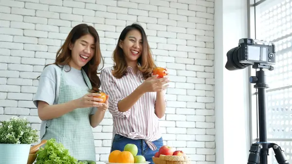 Asyalı etkili vlogger canlı olarak domates derisi bakımını sağlıklı beslenme tarzı olarak değerlendirin. İki Genç Bayan Arkadaş blogcusu Mutlu Yaşam Stili C vitamini sebze meyvesi blogu. Vlog İki kadın sosyal medyadan konuşuyor