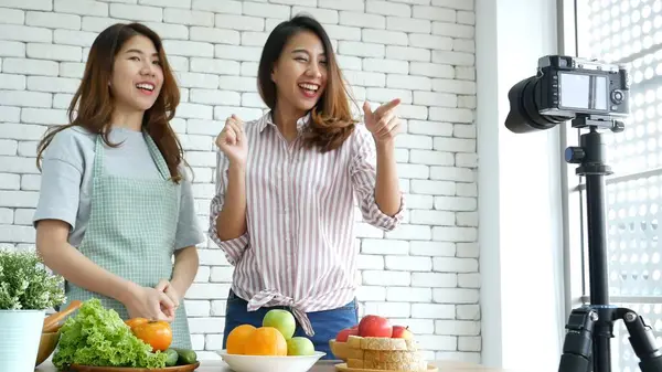 Asyalı etkili vlogger canlı olarak domates derisi bakımını sağlıklı beslenme tarzı olarak değerlendirin. İki Genç Bayan Arkadaş blogcusu Mutlu Yaşam Stili C vitamini sebze meyvesi blogu. Vlog İki kadın sosyal medyadan konuşuyor