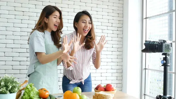 Asyalı etkili vlogger canlı olarak domates derisi bakımını sağlıklı beslenme tarzı olarak değerlendirin. İki Genç Bayan Arkadaş blogcusu Mutlu Yaşam Stili C vitamini sebze meyvesi blogu. Vlog İki kadın sosyal medyadan konuşuyor