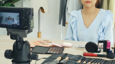 Kadın moda blogu için güzellik blogcusu video prodüksiyonu çevrimiçi kozmetik danışmanı kadın yaşam tarzı dersleri kaydediyor. Sosyal medya aracılığıyla kozmetik ürünlerinin nasıl kullanılacağını gösteren moda kadın vlogcu.