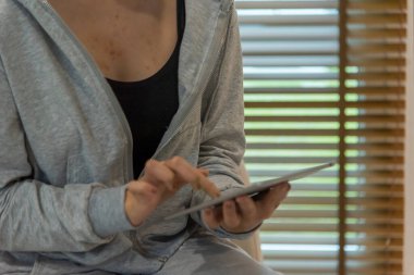 Akıllı telefon dijital teknoloji tableti kullanan kadın elleri boş ekran. Akıllı tablet taşıyan Hands kadınları çevrimiçi ekran alışverişi, ara. Ofiste model telefon kullanan bir kadın.