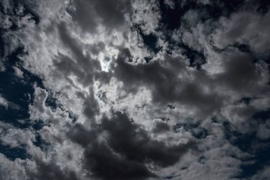 Dramatik kara fırtına yağmuru kara gökyüzünü bulutlandırıyor. Kara fırtına bulutlu yağmurlu atmosfer. Meteoroloji tehlikesi fırtına iklimi felakete çevirir. Kara bulutlu fırtına felaketi kasvetli gri bulut gökyüzü