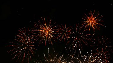 Altın Havai fişekler yeni yıl dönümünü kutluyor. 4 Temmuz bayram festivali 2024. Gece vakti havai fişekler ulusal bayramı kutluyor. Yeni yıla geri sayım 2024 altın parti zamanı etkinliği