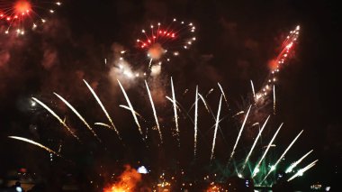 Renkli canlı Havai fişekler yeni yıl dönümünü kutluyor. 2024, 4 Temmuz bayram festivali. Ulusal bayramı kutlamak için renkli havai fişek gecesi. Geri sayım yeni yıl partisi 2025 arkaplan