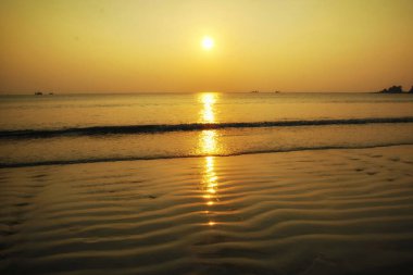 Yazın güneşli bir günde tropik deniz plajı. Plajdaki altın kumsal deniz manzarası. Deniz kenarında tatil yapmak için. Okyanus adası güzel dramatik manzara. Güneşli deniz manzarası.