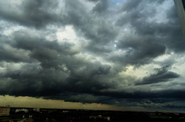 Dramatik kara fırtına yağmuru kara gökyüzünü bulutlandırıyor. Kara fırtına bulutlu yağmurlu atmosfer. Meteoroloji tehlikesi fırtına iklimi felakete çevirir. Kara bulutlu fırtına felaketi kasvetli gri bulut gökyüzü