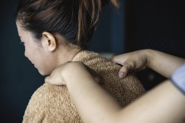 Masaj Tayland Spa Kafa Terapisi, boyun masajı, ağrı kesici. Kadın ofis sendromu terapisi tedavi merkezini gevşetin. Kadın terapist baş ağrısı giderici baş masajı