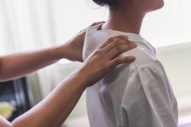 Tayland Spa 'sına masaj, omuz, omuz, el masajı. Kadın boyun muayenehanesi sendromu terapisi kaplıca salonunu gevşetin. Kadınlar sıkı kas gevşetici boyun ve daralan ağrı masajı. Vücut terapisti