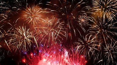 Kırmızı Havai fişekler ulusal bayramı kutlamak için gece yıldönümlerini kutluyor. Mutlu yıllar 2024, 4 Temmuz bayram festivali. Yeni yıl için kırmızı havai fişek geri sayımı 2024 festival parti zamanı etkinliği