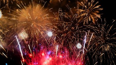 Renkli canlı Havai fişekler yeni yıl dönümünü kutluyor. 2024, 4 Temmuz bayram festivali. Ulusal bayramı kutlamak için renkli havai fişek gecesi. Geri sayım yeni yıl partisi 2025 arkaplan