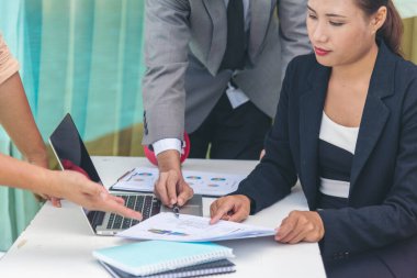 İş stratejisi ekip raporu şeması, grafik, bilgi verileri finansal rapor planını analiz eder. Eller takım ortağı pazarlama planlama finans istatistik satış raporunu Extra hesap tablosu ile birlikte