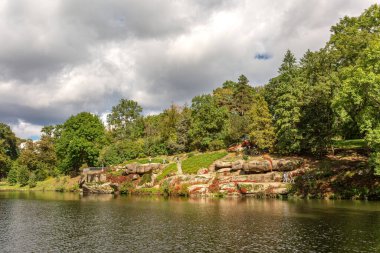 Uman 'daki Sofievka parkında, göl kenarındaki büyük taşlar.