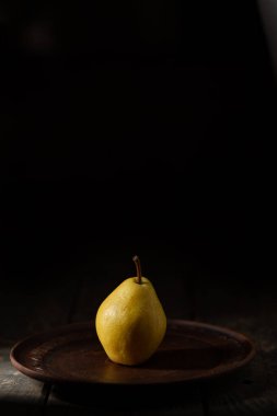 Kil tabakta bir sarı armut