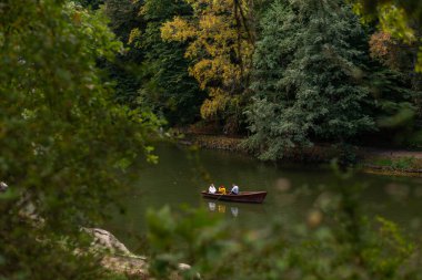Sofievka Parkı 'ndaki ormanda insanlarla dolu bir tekne.