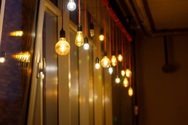 Duvarda farklı şekillerde ampuller yanıyor.