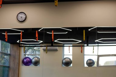 Boş bir spor salonunda egzersiz aletleri.