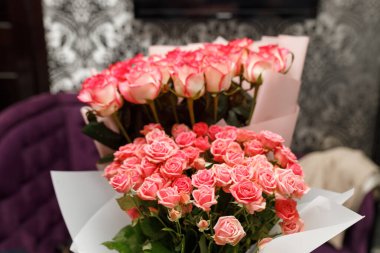 Büyük bir buket pembe gül.