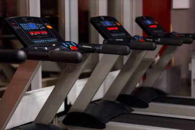 Boş bir spor salonunda egzersiz aletleri.