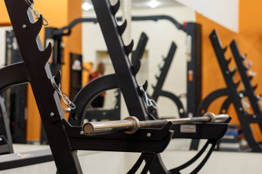 Boş bir spor salonunda egzersiz aletleri.