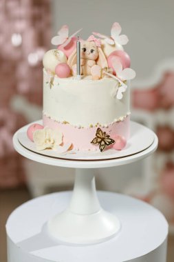 Pembe balonlu ve tavşanlı doğum günü pastası