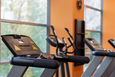Boş bir spor salonunda egzersiz aletleri.