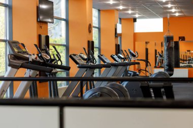 Boş bir spor salonunda egzersiz aletleri.