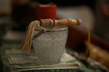 Bir kova kutsal su ve su sıçratmak için fırça.