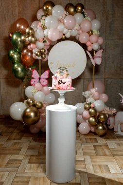 Beş figürlü ve çikolatalı pembe doğum günü pastası.