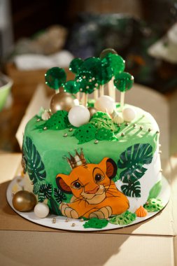 Kremalı ve şekerli yeşil doğum günü pastası, Simba 'nın fotoğrafı.