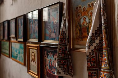 Kilisedeki duvarda birçok kilise simgesi asılı.