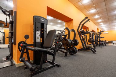 Boş bir spor salonunda egzersiz aletleri.