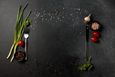 Ahşap arka planda yemek pişirme. Yukarıdan bak. Metin için boş alan.