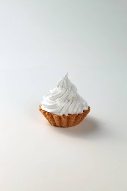 Beyaz arka planda protein kremi olan kek sepeti.