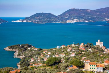 La Spezia Körfezi 'nin, Liguria' nın, İtalya 'nın, Avrupa' nın yüksek manzarası. Lerici kasabası ve Portovenere ya da Porto Venere, UNESCO dünya mirası alanı..