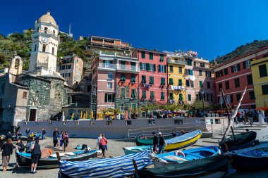Vernazza 'da balıkçı tekneleri - Liguria' da Cinque Terre - İtalya